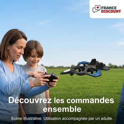 Femme adulte et enfant découvrant les commandes du Q3 bleu, scène illustrative