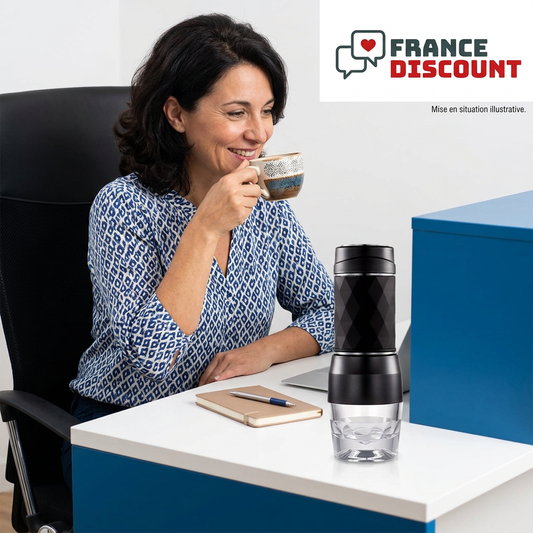 Femme savourant un café au bureau avec la cafetière portable HOMEFISH noire, mise en situation illustrative