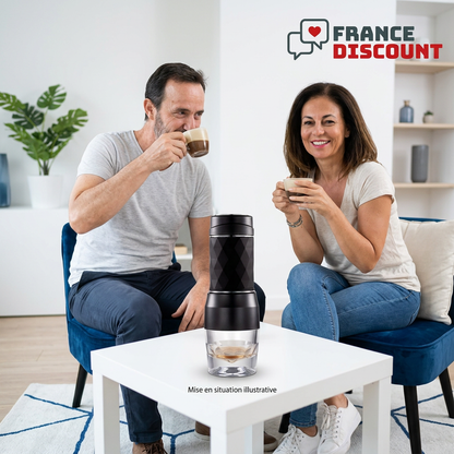 Couple partageant une pause café avec la cafetière HOMEFISH noire, mise en situation illustrative