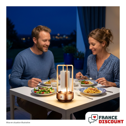 Dîner à deux en soirée, lampe dorée et lumière chaleureuse, mise en situation illustrative