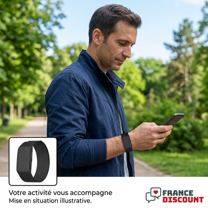 Homme portant le bracelet LIGE textile et consultant son téléphone, mise en situation illustrative